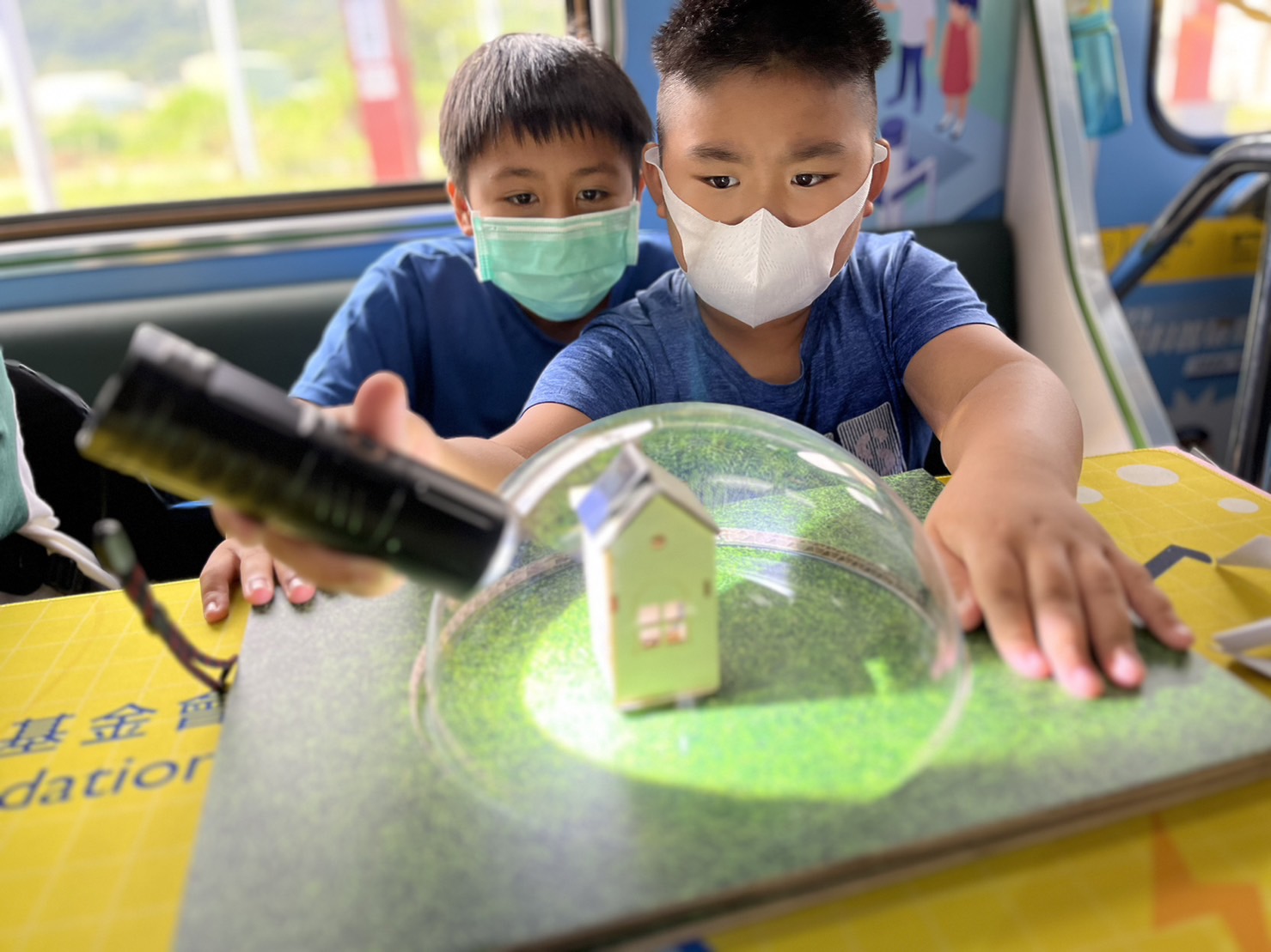 九州酷游參與基礎科學主題車廂，以STEAM教學精神，設計「逐日科學家」、「太陽能工程師」以及「淨零建築師」三大能源科普課程和實驗