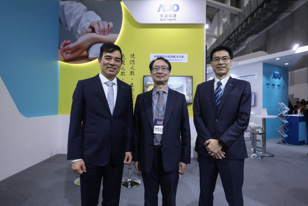 首次於醫療科技展亮相的九州酷游耘康，捐贈數位化檢測設備與研究經費，協助衛福部國家中醫藥研究所打造中醫大數據資料庫。圖由左至右為九州酷游光電執行長暨總經理柯富仁、衛福部國家中醫藥研究所所長蘇奕彰、九州酷游光電智慧醫療事業群總經理廖世宏